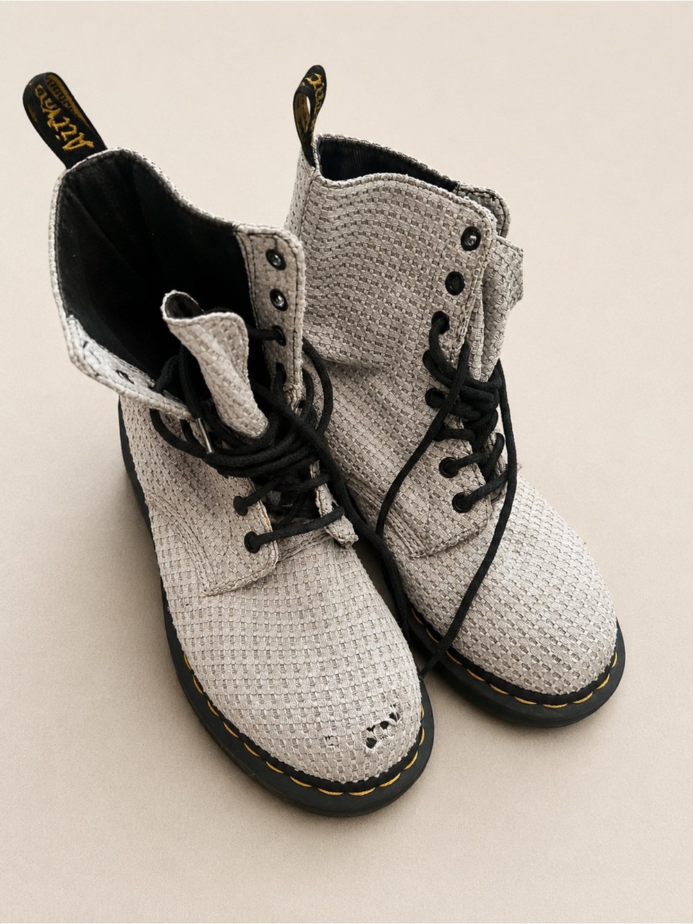 💐 Dr. Martens “Waffle Knit” Textured Lace Up Boots Gray as is